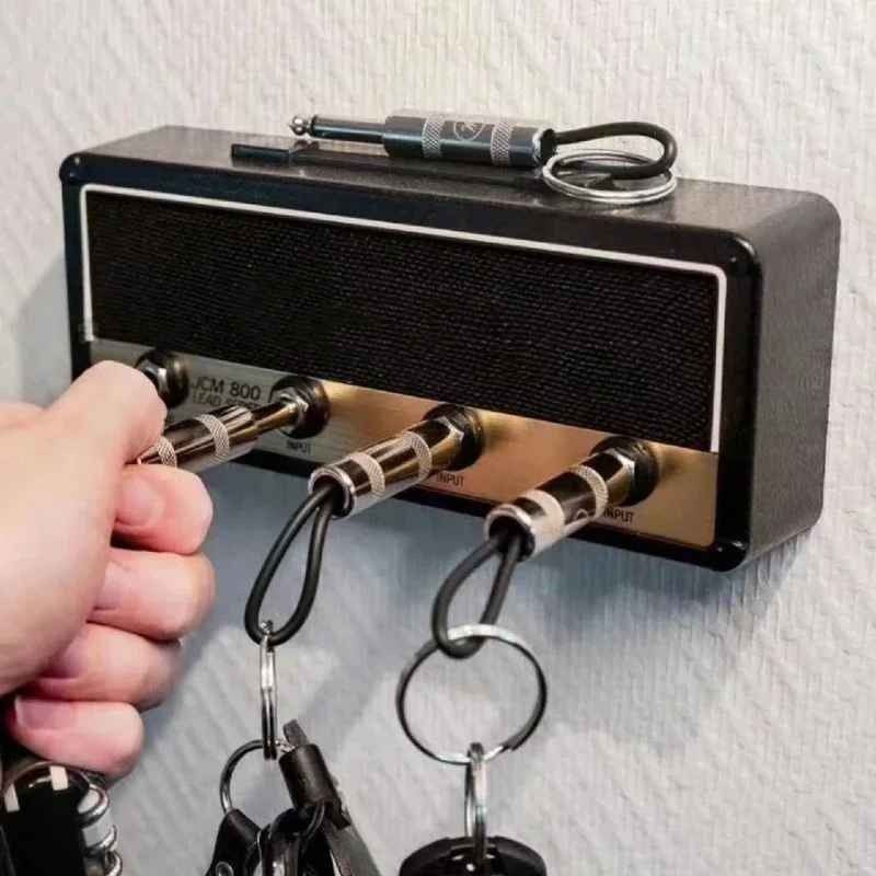 Un porte-clés mural original en forme d’ampli guitare avec des fiches jack comme accroches