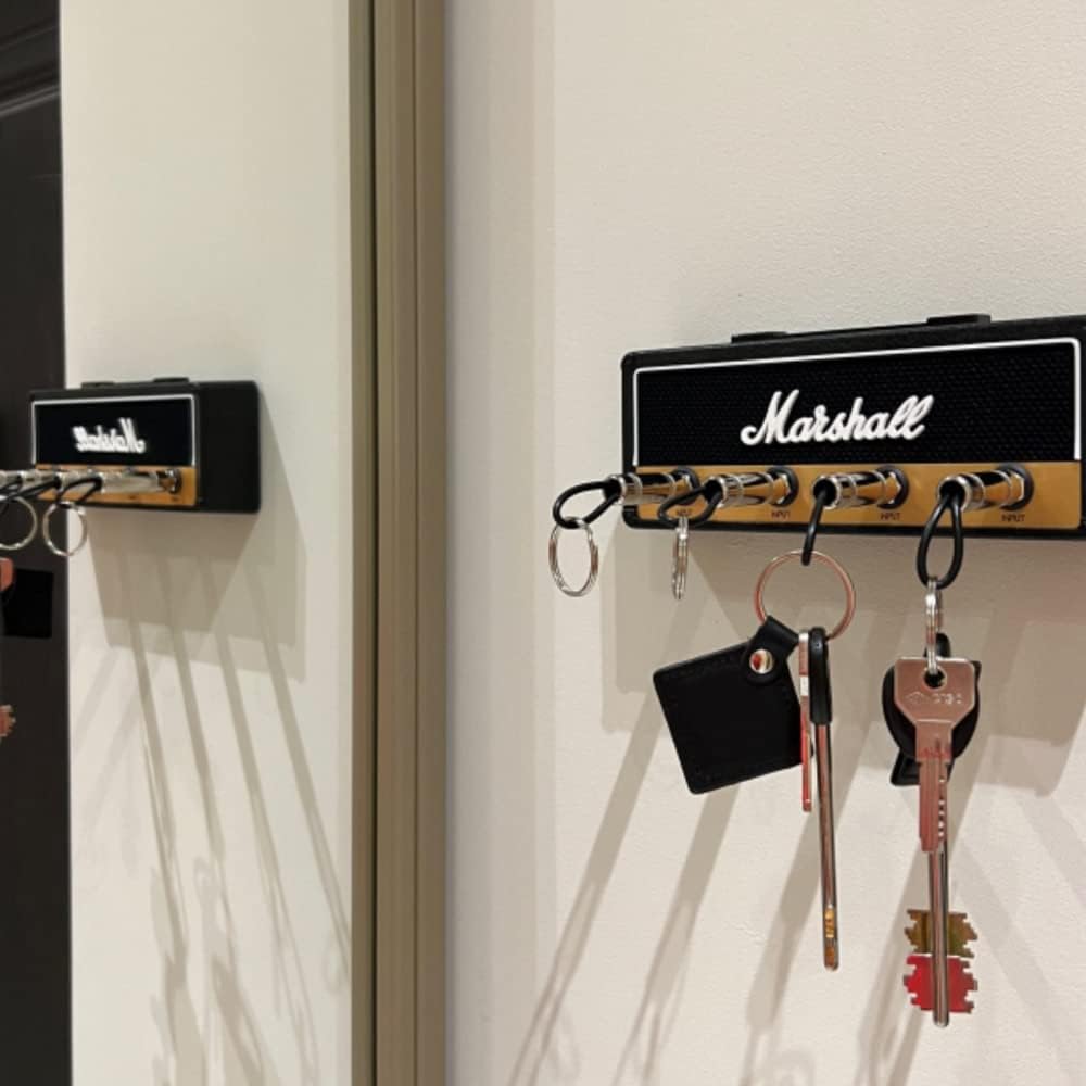 Un porte-clés mural original en forme d’ampli guitare avec des fiches jack comme accroches