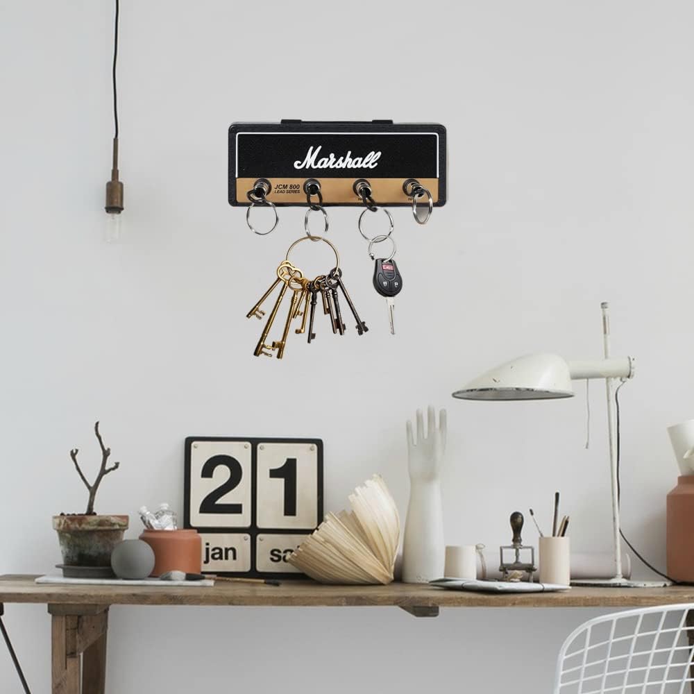 Un porte-clés mural original en forme d’ampli guitare avec des fiches jack comme accroches
