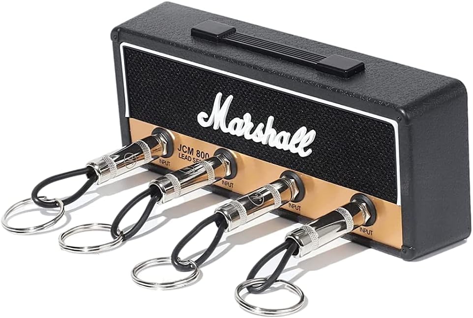 Un porte-clés mural original en forme d’ampli guitare avec des fiches jack comme accroches