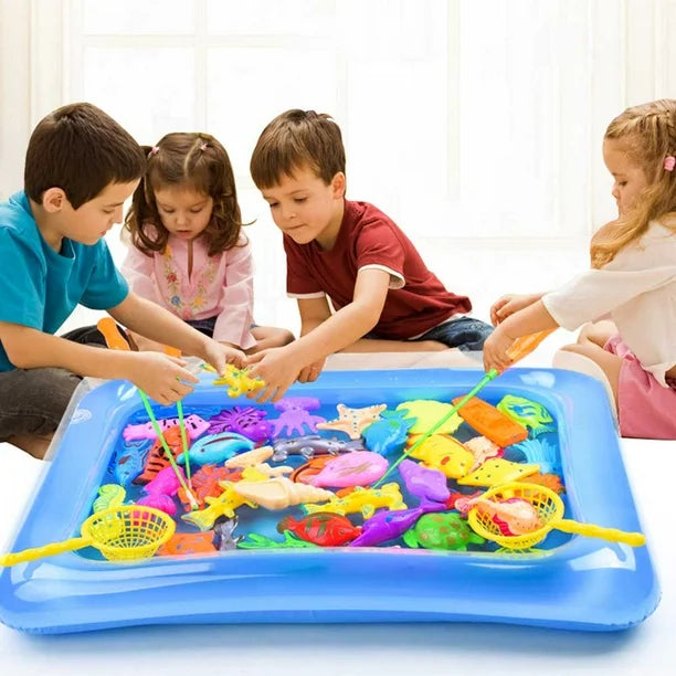 Un jeu de pêche magnétique pour enfants avec bassin gonflable