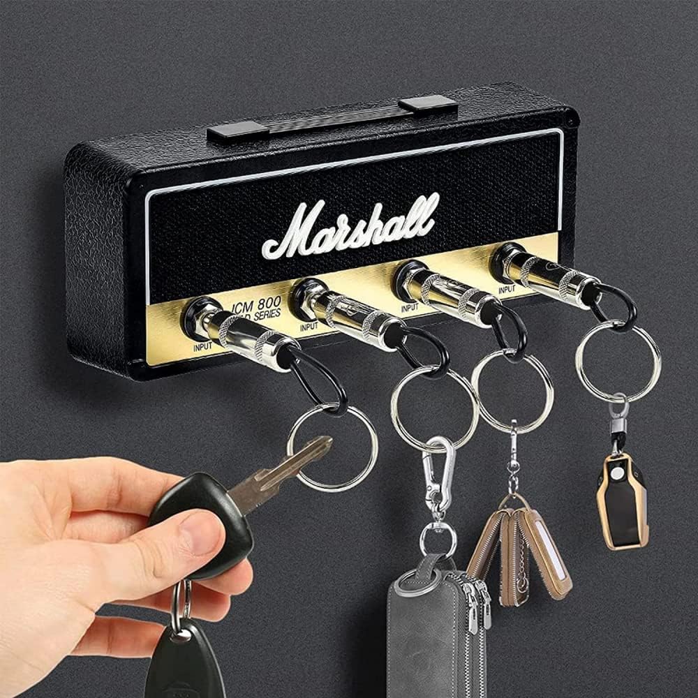 Un porte-clés mural original en forme d’ampli guitare avec des fiches jack comme accroches