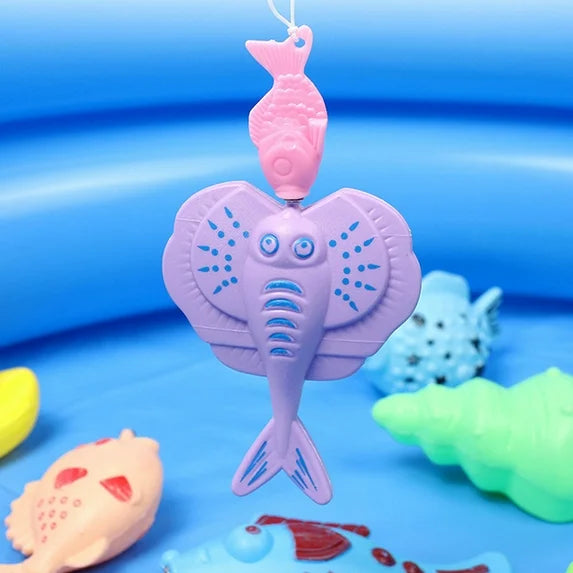 Un jeu de pêche magnétique pour enfants avec bassin gonflable