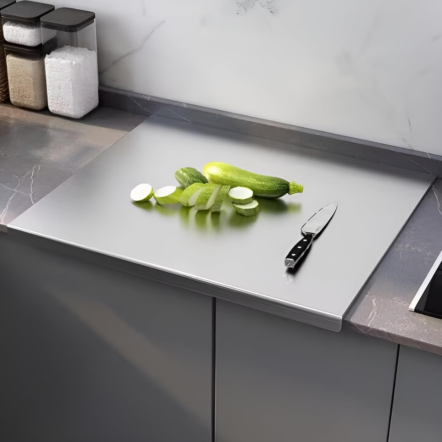 Une planche à découper en acier inoxydable