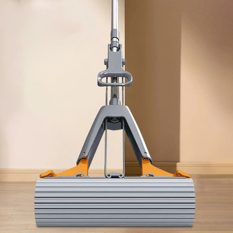 Un balai à éponge pliable avec système d’essorage intégré