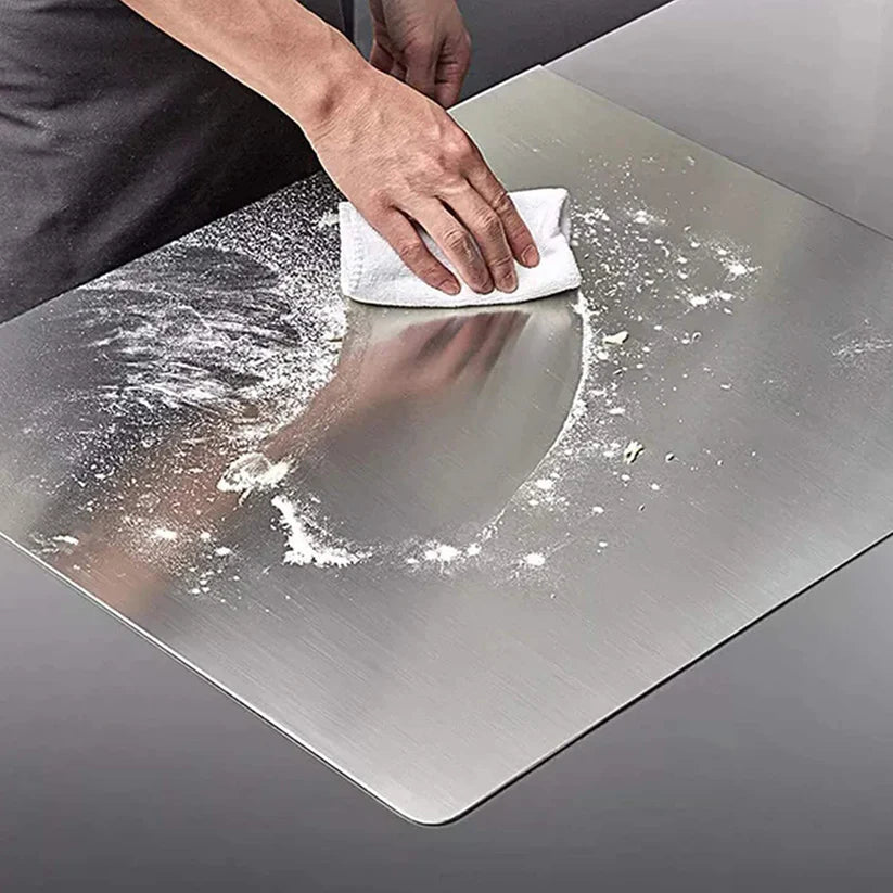 Une planche à découper en acier inoxydable